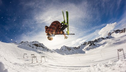 saba体育-谢晖坦言场地条件制约战术发挥，中长传成破局关键